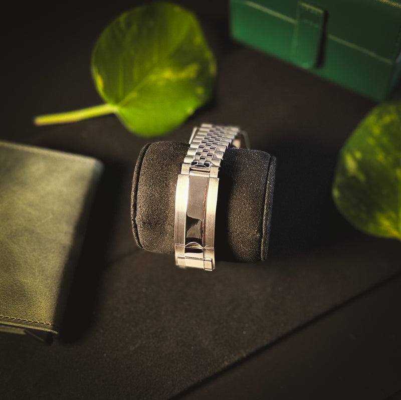 Macro view of the stainless steel micro-adjustment folding clasp on the Valenne left-handed watch bracelet.